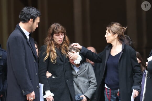 Roman de Kermadec (Fils de Kate Barry), Lou Doillon et son fils Marlowe, Jane Birkin - Sortie des obseques de Kate Barry en l'eglise Saint-Roch a Paris. Le 19 decembre 2013 