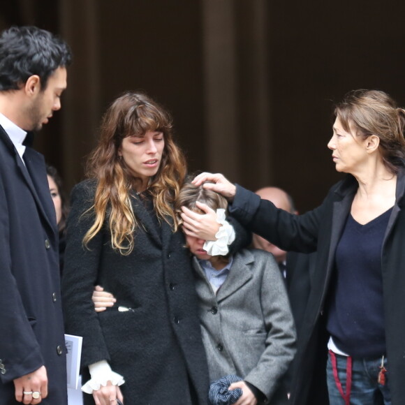 Roman de Kermadec (Fils de Kate Barry), Lou Doillon et son fils Marlowe, Jane Birkin - Sortie des obseques de Kate Barry en l'eglise Saint-Roch a Paris. Le 19 decembre 2013 