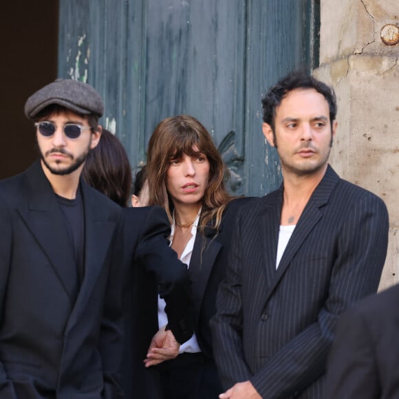 Marlowe (fils de Lou Doillon), Ben Attal, Lou Doillon, Roman de Kermadec (fils de Kate Barry) - Arrivées des célébrités aux obsèques de Jane Birkin en l'église Saint-Roch à Paris. Le 24 juillet 2023 © Jacovides-KD Niko / Bestimage 