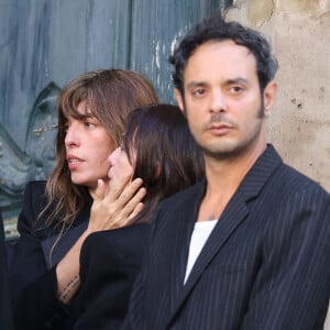 A ce jour, Roman de Kermadec est en couple une dénommée Hortense Gélinet qui s'épanouit dans l'industrie du cinéma.
Charlotte Gainsbourg, Lou Doillon, Roman de Kermadec (fils de Kate Barry) - Arrivées des célébrités aux obsèques de Jane Birkin en l'église Saint-Roch à Paris. Le 24 juillet 2023 © Jacovides-KD Niko / Bestimage 