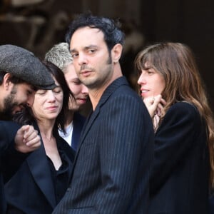 Notamment lors des obsèques de son illustre génitrice, ou celles de sa grand-mère Jane Birkin dont il était très proche.
Marlowe (fils de Lou Doillon), Ben Attal, Charlotte Gainsbourg,, Lou Doillon, Roman de Kermadec (fils de Kate Barry) - Arrivées des célébrités aux obsèques de Jane Birkin en l'église Saint-Roch à Paris. Le 24 juillet 2023 © Jacovides-KD Niko / Bestimage 