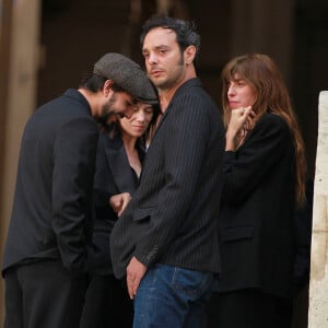 Ben Attal, Charlotte Gainsbourg, Roman de Kermadec (Fils de Kate Barry), Lou Doillon - Sorties des obsèques de Jane Birkin en l'église Saint-Roch à Paris. Le 24 juillet 2023 © Jonathan Rebboah / Panoramic / Bestimage 