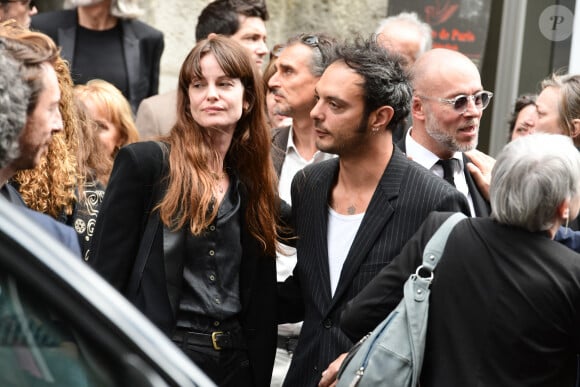 Roman de Kermadec (fils de Kate Barry) et guest - Sorties des obsèques de Jane Birkin en l'église Saint-Roch à Paris. Le 24 juillet 2023 © Jacovides-KD Niko / Bestimage 