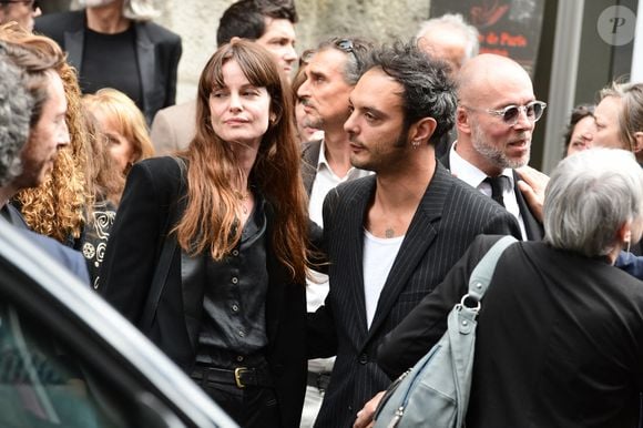 Roman de Kermadec (fils de Kate Barry) et guest - Sorties des obsèques de Jane Birkin en l'église Saint-Roch à Paris. Le 24 juillet 2023 © Jacovides-KD Niko / Bestimage  Funerals of the french singer Jane Birkin at Saint-Roch's church in Paris. On July 24th 2023 