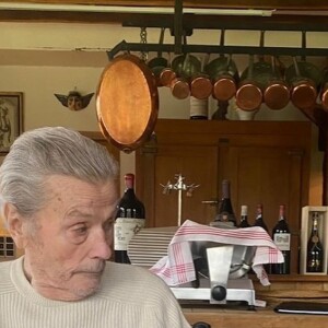 mais on apprend que la salle aménagée en stand de tir, il ne s'y entraînait que rarement car il était maladroit
Photo personnelle d'Alain Delon révélée par son plus jeune fils, Alain-Fabien