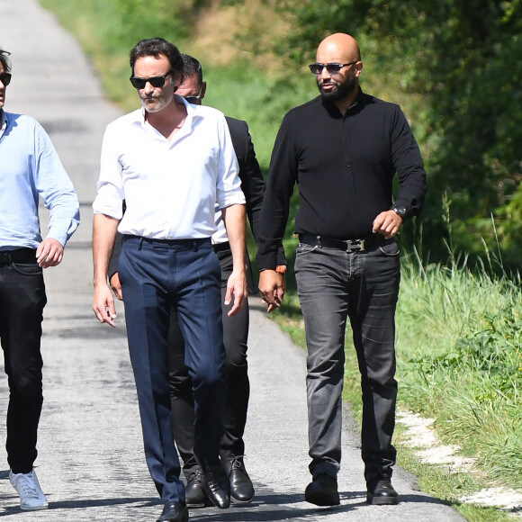 Anthony Delon et son demi-frère Alain-Fabien découvrent les hommages devant les grilles de la propriété de Douchy, quelques heures avant les obsèques de leur père, A.Delon, le 24 août 2024. Décédé le 18 août 2024, l'acteur a rendu son dernier souffle, entouré des siens dans sa propriété de Douchy, où il sera inhumé, le 24 août 2024 vers 17 heures dans une chapelle, construite il y a une vingtaine d'années.  Anthony Delon and his half-brother Alain-Fabien discover the tributes in front of the gates of the Douchy property, a few hours before the funeral of their father, A. Delon, on August 24, 2024. Deceased on August 18, 2024, the actor took his last breath, surrounded by his family in his Douchy property, where he will be buried on August 24, 2024 around 5 p.m. in a chapel, built around twenty years ago.