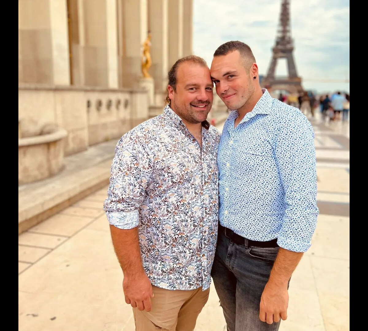 "On a des gens qui nous contactent directement, il y a des messages pas  toujours bienveillants sur les réseaux sociaux, il y a aussi des gens qui  viennent directement à la ferme", a expliqué Guillaume à nos confrères.  Guillaume et son compagnon Tom ...
