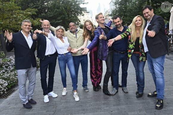 Caroline Margeridon est à Bruxelles avec les acheteurs (Stéphane Vanhandenhoven, Aurore Morisse, Bernard Dumeige, Alexandra Morel, Glorian Kabongo, François-Xavier Renou, François Cases Bardina, Gérald Watelet (animateur) et Jérôme Duvillard (commissaire-priseur)) de l'émission belge "Affaire conclue" pour une vente aux enchères d'objets donnés à "Viva for Life" en Belgique le 29 octobre 2022. 