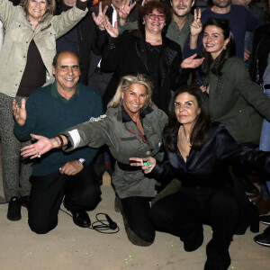 Exclusif - Caroline Margeridon et sa fille Victoire , François Cases Bardina, Stéphane Vanhandenhoven,Danielle Moreau Daniel Lauclerc et François-Xavier Renou (Fransoa Superstar) - People à la soirée du lancement du livre "Libre !" de Caroline Margeridon à la Chope des Puces à Saint-Ouen. Le 8 novembre 2021 © Cédric Perrin / Bestimage 