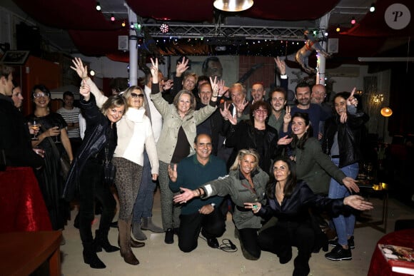 Exclusif - Caroline Margeridon et sa fille Victoire , François Cases Bardina, Stéphane Vanhandenhoven,Danielle Moreau Daniel Lauclerc et François-Xavier Renou (Fransoa Superstar) - People à la soirée du lancement du livre "Libre !" de Caroline Margeridon à la Chope des Puces à Saint-Ouen. Le 8 novembre 2021 © Cédric Perrin / Bestimage 