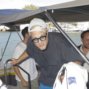 Exclusif - Guillaume Genton en bateau sur la Seine pour le tournage d'un teaser avec Franck Apppietto (Directeur Général de C8), Paris, France, le 28 aout 2024. © Jack Tribeca / Bestimage 