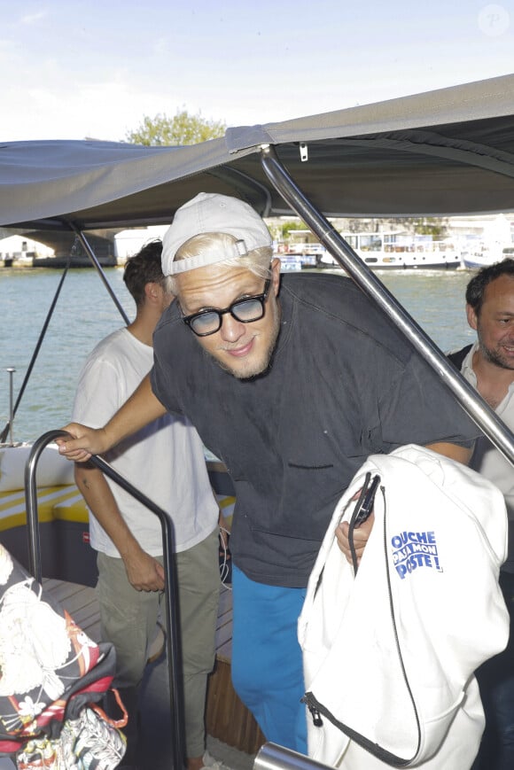 Exclusif - Guillaume Genton en bateau sur la Seine pour le tournage d'un teaser avec Franck Apppietto (Directeur Général de C8), Paris, France, le 28 aout 2024. © Jack Tribeca / Bestimage 