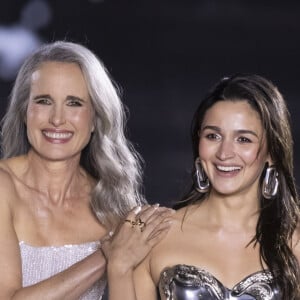 Andie MacDowell, Alia Bhatt - au défilé "Walk Your Worth" de L'Oréal devant l'Opéra Garnier lors de la fashion week PAP femme printemps/été 2025 à Paris. © Olivier Borde / Bestimage 