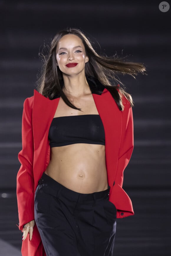 Luma Grothe (enceinte) - au défilé "Walk Your Worth" de L'Oréal devant l'Opéra Garnier lors de la fashion week PAP femme printemps/été 2025 à Paris le 23 septembre 2024. © Olivier Borde / Bestimage 