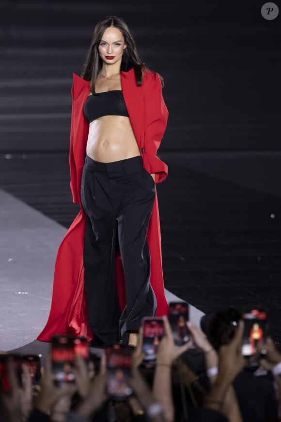 Luma Grothe (enceinte) - au défilé "Walk Your Worth" de L'Oréal devant l'Opéra Garnier lors de la fashion week PAP femme printemps/été 2025 à Paris le 23 septembre 2024. © Olivier Borde / Bestimage 