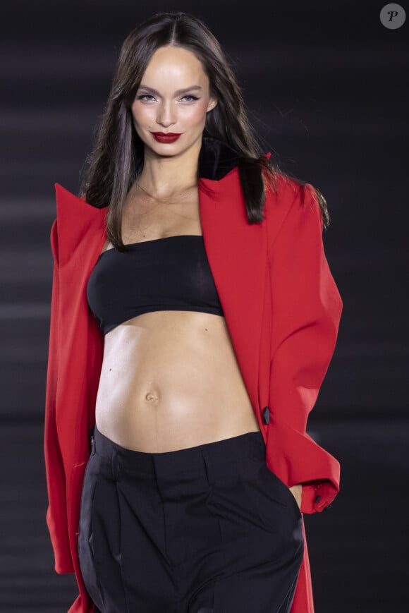 Luma Grothe (enceinte) - au défilé "Walk Your Worth" de L'Oréal devant l'Opéra Garnier lors de la fashion week PAP femme printemps/été 2025 à Paris le 23 septembre 2024. © Olivier Borde / Bestimage 