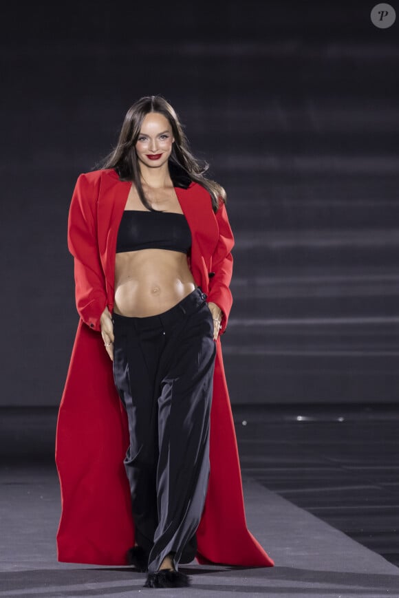 Luma Grothe (enceinte) - au défilé "Walk Your Worth" de L'Oréal devant l'Opéra Garnier lors de la fashion week PAP femme printemps/été 2025 à Paris le 23 septembre 2024. © Olivier Borde / Bestimage 