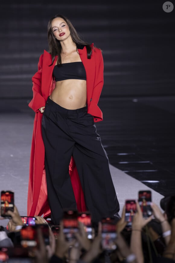 Luma Grothe (enceinte) - au défilé "Walk Your Worth" de L'Oréal devant l'Opéra Garnier lors de la fashion week PAP femme printemps/été 2025 à Paris le 23 septembre 2024. © Olivier Borde / Bestimage 