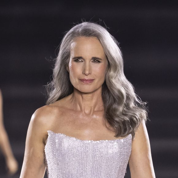 A 66 ans, elle incarne la beauté moderne et la confiance en soi
Andie MacDowell - au défilé "Walk Your Worth" de L'Oréal devant l'Opéra Garnier lors de la fashion week PAP femme printemps/été 2025 à Paris le 23 septembre 2024. © Olivier Borde / Bestimage 