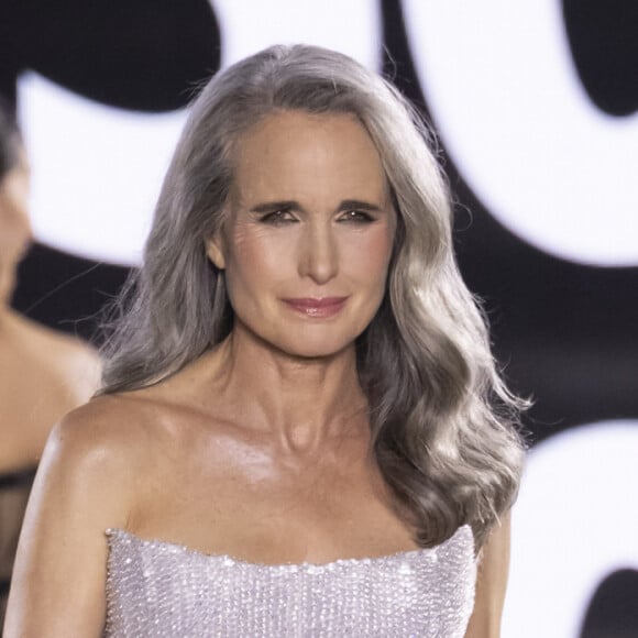 Andie MacDowell - au défilé "Walk Your Worth" de L'Oréal devant l'Opéra Garnier lors de la fashion week PAP femme printemps/été 2025 à Paris le 23 septembre 2024. © Olivier Borde / Bestimage 