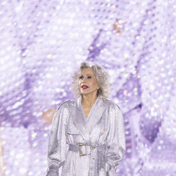 Jane Fonda - au défilé "Walk Your Worth" de L'Oréal devant l'Opéra Garnier lors de la fashion week PAP femme printemps/été 2025 à Paris le 23 septembre 2024. © Olivier Borde / Bestimage  L'Oréal's ‘Walk Your Worth’ fashion show in front of the Opéra Garnier during the PAP women's spring/summer 2025 fashion week in Paris on 23 September 2024.