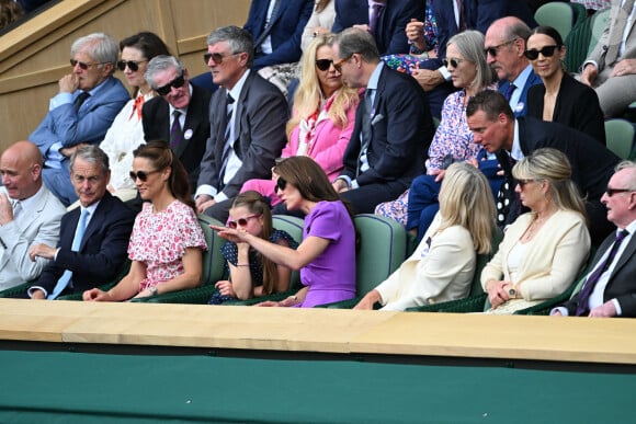 Elle devra alors s'entourer de "dames de compagnie" chargées de l'accompagner lors de ses sorties 
Catherine (Kate) Middleton avec la princesse Charlotte et Pippa Middleton dans les tribunes de la finale du tournoi de Wimbledon 2024, le 14 juillet 2024. 