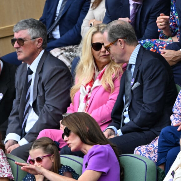 Elle devra alors s'entourer de "dames de compagnie" chargées de l'accompagner lors de ses sorties 
Catherine (Kate) Middleton avec la princesse Charlotte et Pippa Middleton dans les tribunes de la finale du tournoi de Wimbledon 2024, le 14 juillet 2024. 