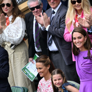 Catherine (Kate) Middleton avec la princesse Charlotte et Pippa Middleton dans les tribunes de la finale du tournoi de Wimbledon 2024, le 14 juillet 2024. 