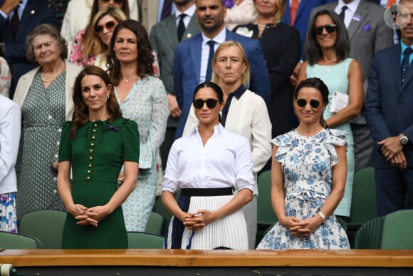 Ces dernières n'ont pas de raison d'être nommées pour l'instant mais il se pourrait que l'une d'elle soit déjà toute trouvée !
Catherine (Kate) Middleton, duchesse de Cambridge, Meghan Markle, duchesse de Sussex, et Pippa Middleton dans les tribunes lors de la finale femme de Wimbledon "Serena Williams - Simona Halep (2/6 - 2/6) à Londres, le 13 juillet 2019.