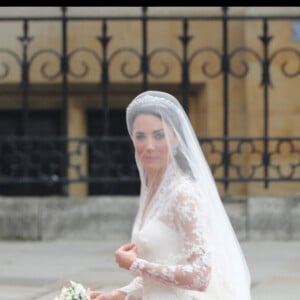 Et Kate Middleton l'a inclue dans de grands moments de sa vie dont son mariage avec William, au cours duquel elle lui tenait la traîne 
Arrivée de Kate Middleton à l'abbaye de Westminster pour son mariage avec le prince William le 29 avril 2011, accompagnée de sa soeur Pippa vêtue d'une robe Sarah Burton