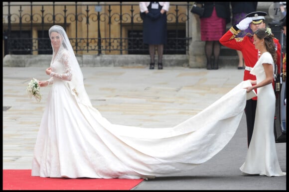 Et Kate Middleton l'a inclue dans de grands moments de sa vie dont son mariage avec William, au cours duquel elle lui tenait la traîne 
Arrivée de Kate Middleton à l'abbaye de Westminster pour son mariage avec le prince William le 29 avril 2011, accompagnée de sa soeur Pippa vêtue d'une robe Sarah Burton