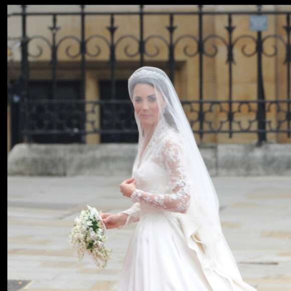 Et Kate Middleton l'a inclue dans de grands moments de sa vie dont son mariage avec William, au cours duquel elle lui tenait la traîne 
Arrivée de Kate Middleton à l'abbaye de Westminster pour son mariage avec le prince William le 29 avril 2011, accompagnée de sa soeur Pippa vêtue d'une robe Sarah Burton