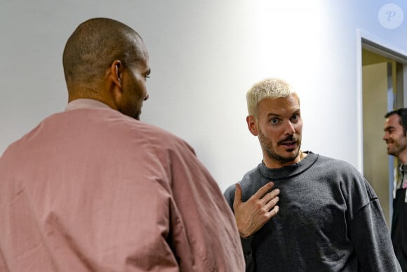 Tony Parker et Matt Pokora (M.Pokora) se retrouvent avant de s'affronter lors d'un match de basket par équipes dans le cadre d'une animation Radio Scoop au Gymnase Mado Bonnet à Lyon le 26 octobre 2023. 