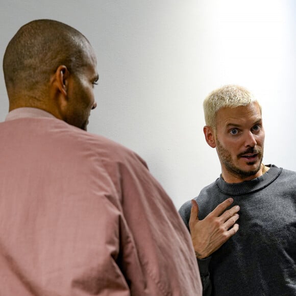 Tony Parker et Matt Pokora (M.Pokora) se retrouvent avant de s'affronter lors d'un match de basket par équipes dans le cadre d'une animation Radio Scoop au Gymnase Mado Bonnet à Lyon le 26 octobre 2023. 