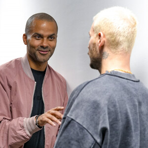 Tony Parker et Matt Pokora (M.Pokora) parlent séries Netflix avant de s'affronter amicalement lors d'un match de basket par équipes dans le cadre d'une animation Radio Scoop au Gymnase Mado Bonnet à Lyon le 26 octobre 2023. 