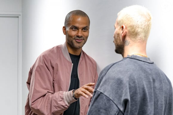 Tony Parker et Matt Pokora (M.Pokora) parlent séries Netflix avant de s'affronter amicalement lors d'un match de basket par équipes dans le cadre d'une animation Radio Scoop au Gymnase Mado Bonnet à Lyon le 26 octobre 2023. 