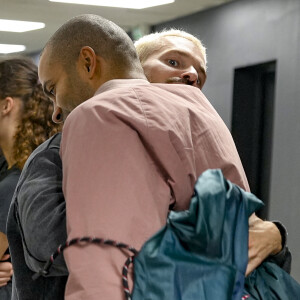 Tony Parker et Matt Pokora (M.Pokora) se retrouvent avant de s'affronter lors d'un match de basket par équipes dans le cadre d'une animation Radio Scoop au Gymnase Mado Bonnet à Lyon le 26 octobre 2023. 