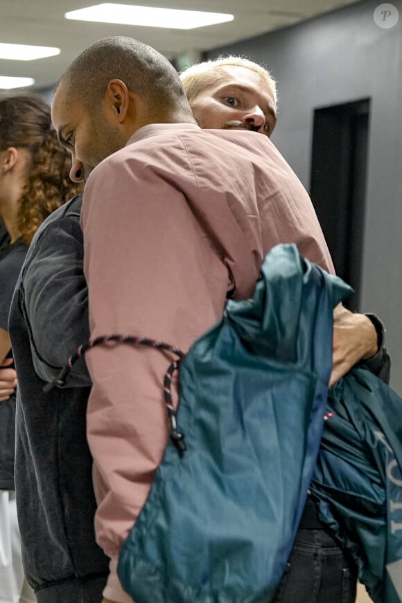 Tony Parker et Matt Pokora (M.Pokora) se retrouvent avant de s'affronter lors d'un match de basket par équipes dans le cadre d'une animation Radio Scoop au Gymnase Mado Bonnet à Lyon le 26 octobre 2023. 