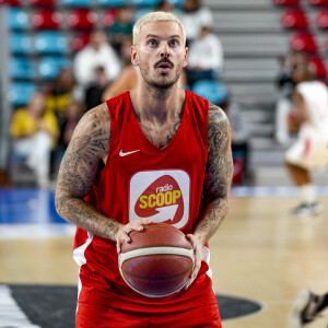 Tony Parker et Matt Pokora (M.Pokora) s'affrontent lors d'un match de basket par équipes dans le cadre d'une animation Radio Scoop au Gymnase Mado Bonnet à Lyon le 26 octobre 2023. 