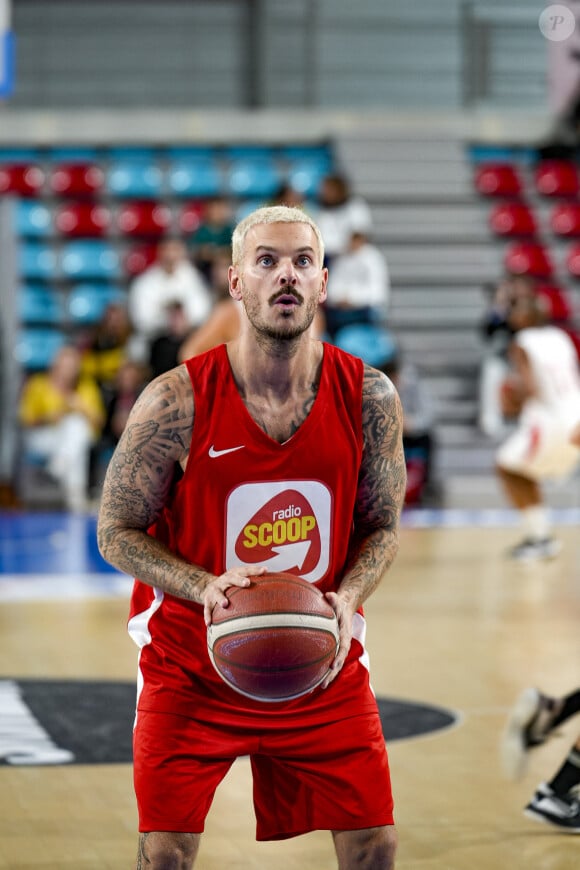 Tony Parker et Matt Pokora (M.Pokora) s'affrontent lors d'un match de basket par équipes dans le cadre d'une animation Radio Scoop au Gymnase Mado Bonnet à Lyon le 26 octobre 2023. 