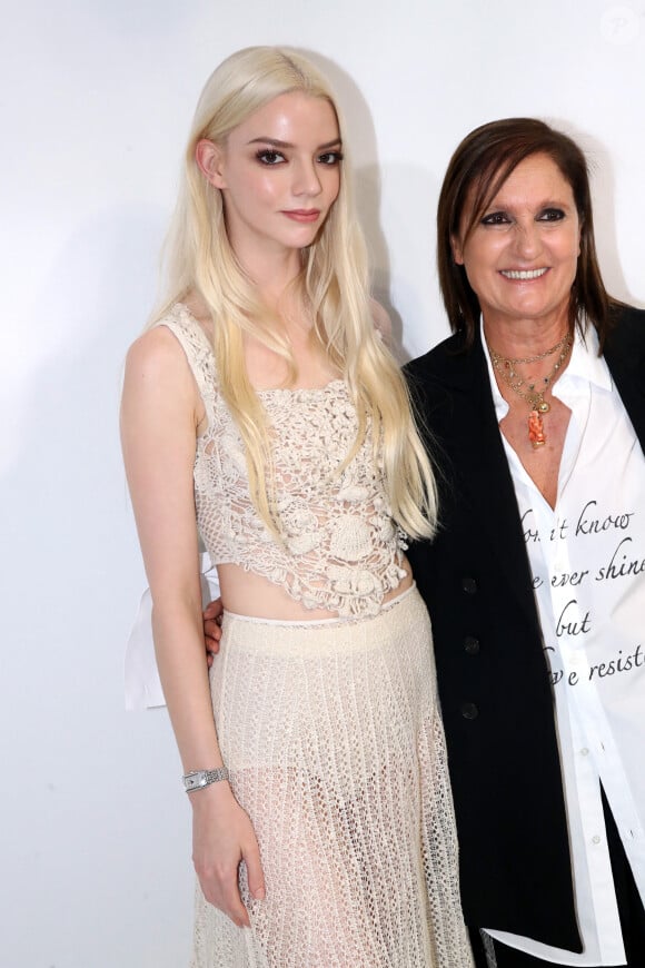 Anya Taylor-Joy et Maria Grazia Chiuri posent Backstage à la suite du Défilé Dior, Collection Prêt-à-porter Printemps / Eté 2025 dans le cadre de la Fashion Week de Paris, France, le 24 Septembre 2024. © Bertrand Rindoff / Bestimage