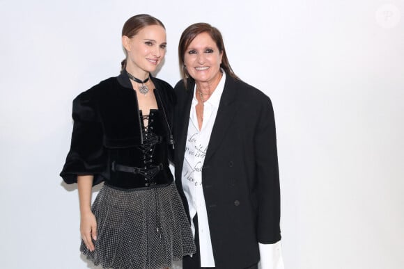 Natalie Portman et Maria Grazia Chiuri posent Backstage à la suite du Défilé Dior, Collection Prêt-à-porter Printemps / Eté 2025 dans le cadre de la Fashion Week de Paris, France, le 24 Septembre 2024. © Bertrand Rindoff / Bestimage