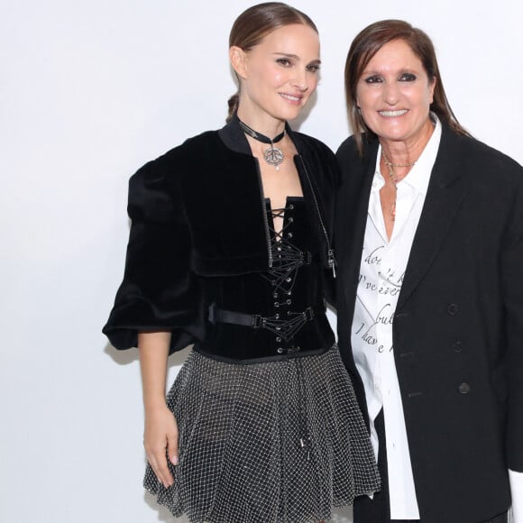 Natalie Portman et Maria Grazia Chiuri posent Backstage à la suite du Défilé Dior, Collection Prêt-à-porter Printemps / Eté 2025 dans le cadre de la Fashion Week de Paris, France, le 24 Septembre 2024. © Bertrand Rindoff / Bestimage