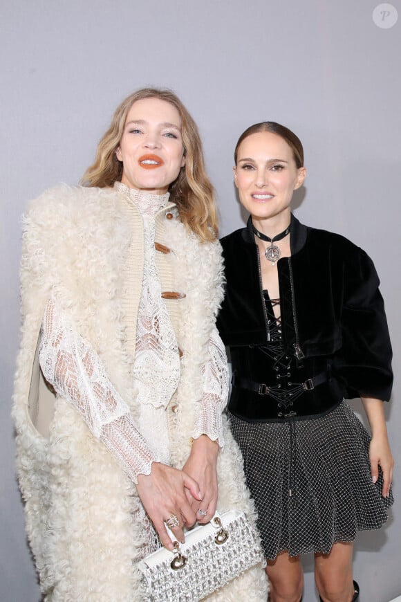 Natalia Vodianova et Natalie Portman posent Backstage à la suite du Défilé Dior, Collection Prêt-à-porter Printemps / Eté 2025 dans le cadre de la Fashion Week de Paris, France, le 24 Septembre 2024. © Bertrand Rindoff / Bestimage 