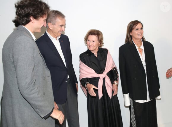 En effet, Brigitte Macron avait en sa possession un exemplaire de l'iconique sac Lady Dior en petit format
Jean Arnault, Bernard Arnault, la reine Sonja de Norvege et Maria Grazia Chiuri posent Backstage à la suite du Défilé Dior, Collection Prêt-à-porter Printemps / Eté 2025 dans le cadre de la Fashion Week de Paris, France, le 24 Septembre 2024. © Bertrand Rindoff / Bestimage