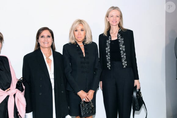 La Première dame s'est rendue à la Fashion Week de Paris mardi 24 septembre 2024
Jean Arnault, Bernard Arnault, la reine Sonja de Norvege, Maria Grazia Chiuri, Brigitte Macron et Delphine Arnault posent Backstage à la suite du Défilé Dior, Collection Prêt-à-porter Printemps / Eté 2025 dans le cadre de la Fashion Week de Paris, France, le 24 Septembre 2024. © Bertrand Rindoff / Bestimage