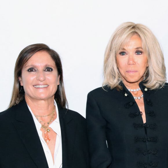 La Première dame s'est rendue à la Fashion Week de Paris mardi 24 septembre 2024
Jean Arnault, Bernard Arnault, la reine Sonja de Norvege, Maria Grazia Chiuri, Brigitte Macron et Delphine Arnault posent Backstage à la suite du Défilé Dior, Collection Prêt-à-porter Printemps / Eté 2025 dans le cadre de la Fashion Week de Paris, France, le 24 Septembre 2024. © Bertrand Rindoff / Bestimage