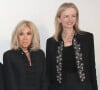 Brigitte Macron portait des escarpins en cuir noir à hauts talons et bouts pointus. Mais aussi une veste de tailleur noire à la coupe assez serrée. Ainsi qu'une jupe qui tombait juste au-dessus du genou
Jean Arnault, Bernard Arnault, la reine Sonja de Norvege, Maria Grazia Chiuri, Brigitte Macron et Delphine Arnault posent Backstage à la suite du Défilé Dior, Collection Prêt-à-porter Printemps / Eté 2025 dans le cadre de la Fashion Week de Paris, France, le 24 Septembre 2024. © Bertrand Rindoff / Bestimage