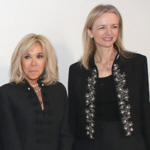 Brigitte Macron portait des escarpins en cuir noir à hauts talons et bouts pointus. Mais aussi une veste de tailleur noire à la coupe assez serrée. Ainsi qu'une jupe qui tombait juste au-dessus du genou
Jean Arnault, Bernard Arnault, la reine Sonja de Norvege, Maria Grazia Chiuri, Brigitte Macron et Delphine Arnault posent Backstage à la suite du Défilé Dior, Collection Prêt-à-porter Printemps / Eté 2025 dans le cadre de la Fashion Week de Paris, France, le 24 Septembre 2024. © Bertrand Rindoff / Bestimage