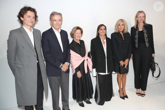 Brigitte Macron portait des escarpins en cuir noir à hauts talons et bouts pointus. Mais aussi une veste de tailleur noire à la coupe assez serrée. Ainsi qu'une jupe qui tombait juste au-dessus du genou
Jean Arnault, Bernard Arnault, la reine Sonja de Norvege, Maria Grazia Chiuri, Brigitte Macron et Delphine Arnault posent Backstage à la suite du Défilé Dior, Collection Prêt-à-porter Printemps / Eté 2025 dans le cadre de la Fashion Week de Paris, France, le 24 Septembre 2024. © Bertrand Rindoff / Bestimage